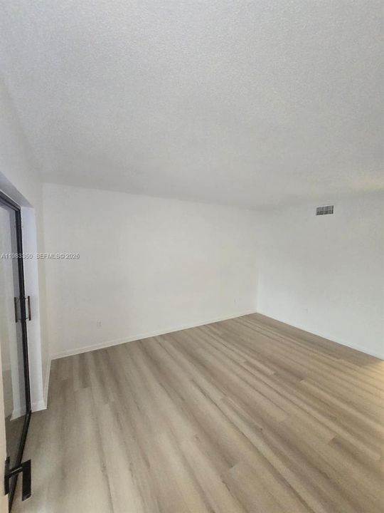 Под контрактом: $2,000 (2 спален, 2 ванн, 978 Квадратных фут)