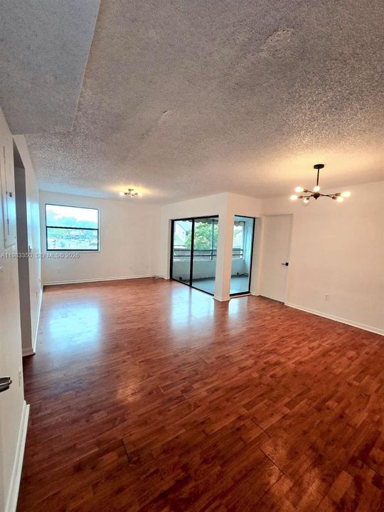 Под контрактом: $2,000 (2 спален, 2 ванн, 978 Квадратных фут)