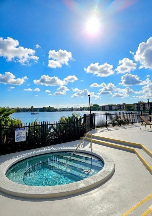 Под контрактом: $2,000 (2 спален, 2 ванн, 978 Квадратных фут)