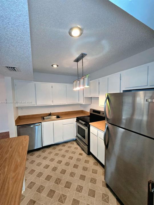 Под контрактом: $2,000 (2 спален, 2 ванн, 978 Квадратных фут)