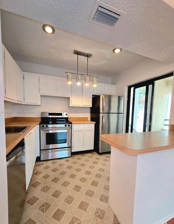 Под контрактом: $2,000 (2 спален, 2 ванн, 978 Квадратных фут)