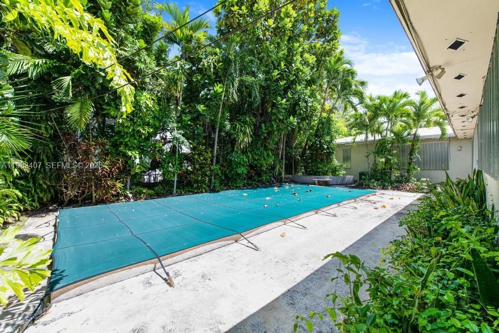 Recently Sold: $2,195,000 (3 beds, 2 baths, 2539 Square Feet)