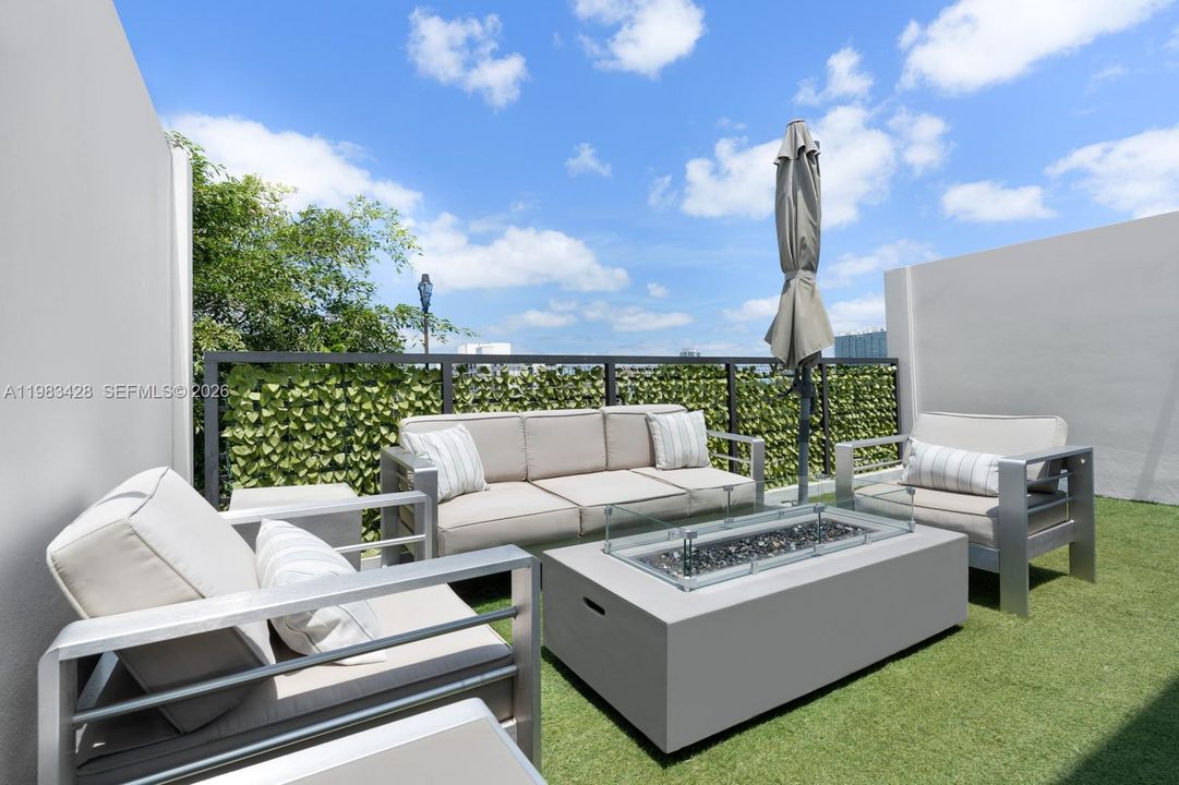 En Venta: $2,250,000 (4 camas, 3 baños, 2157 Pies cuadrados)