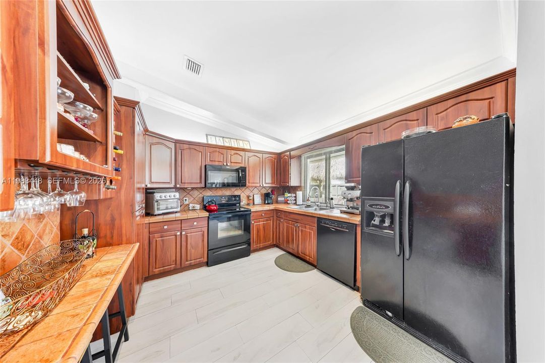 Недавно продано: $850,000 (4 спален, 2 ванн, 1930 Квадратных фут)