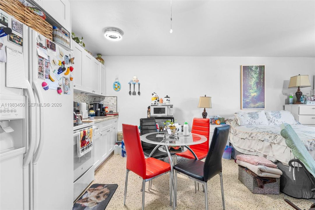 UNIT 6 EFFICIENCY/1BATH $850/MONTH