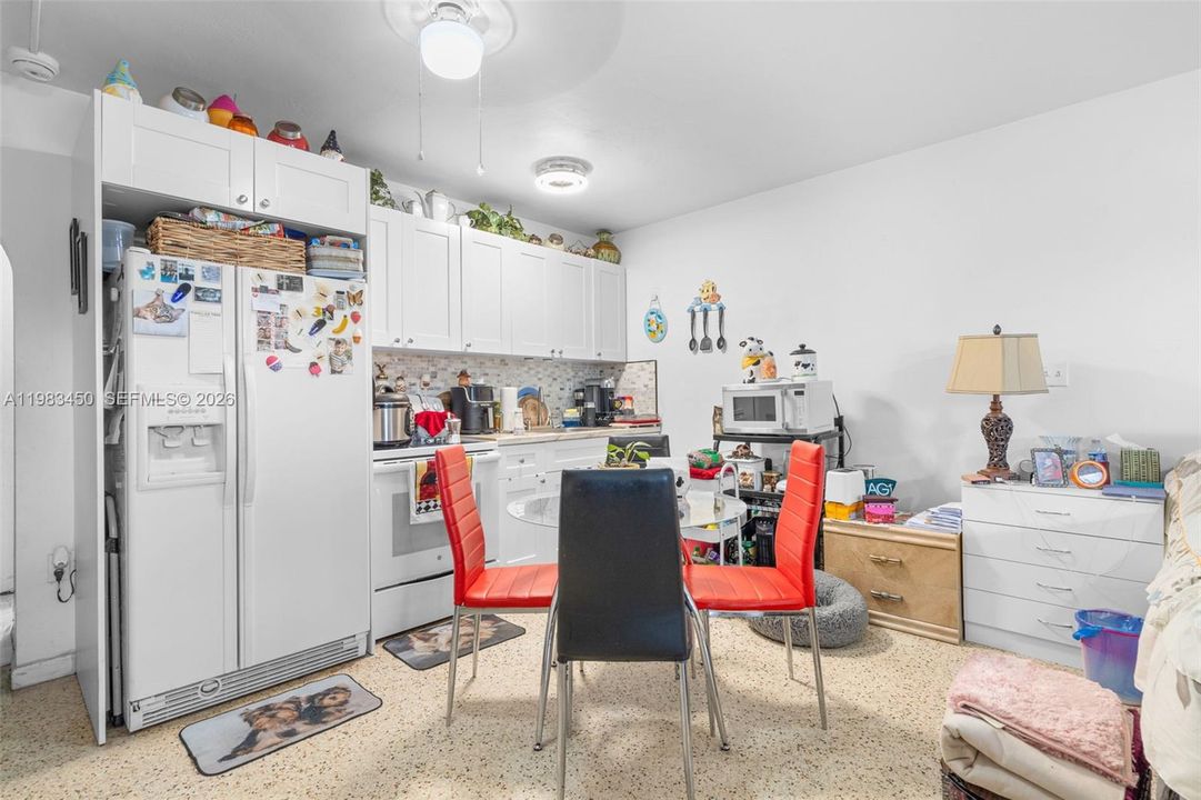 UNIT 6 EFFICIENCY/1BATH $850/MONTH