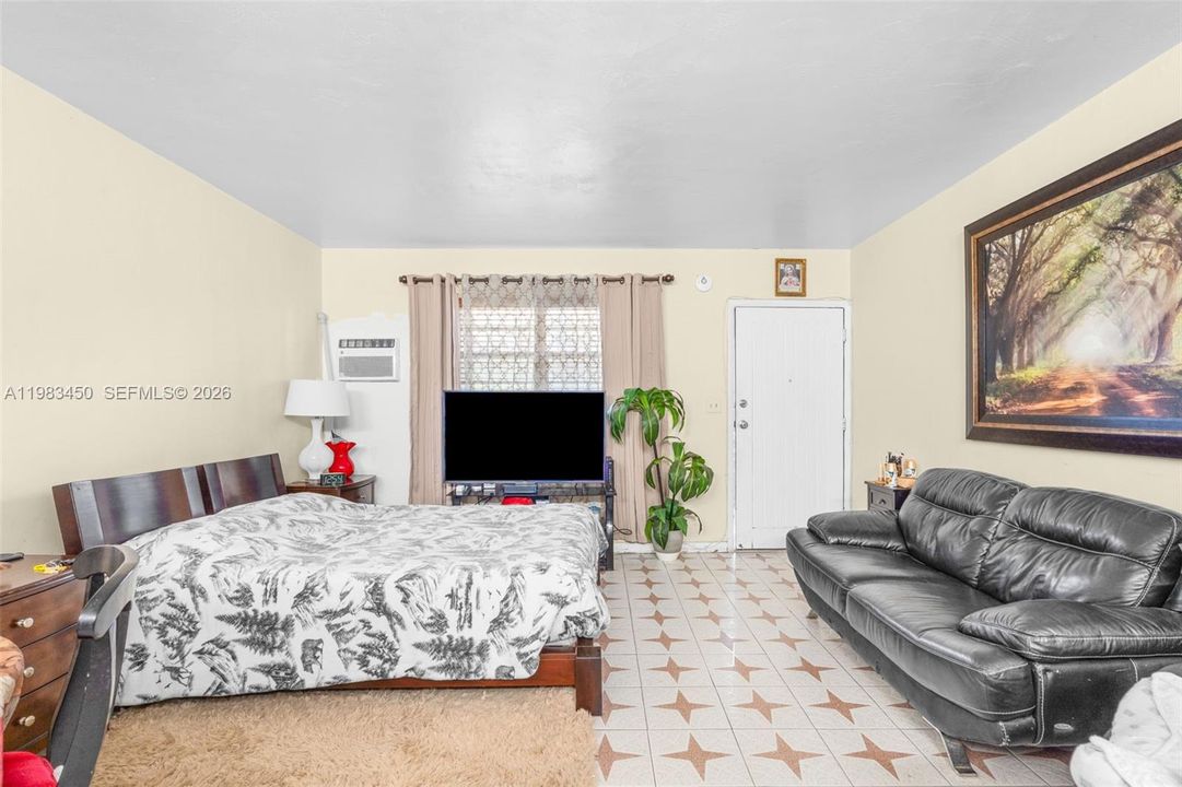 UNIT 5 EFFICIENCY/1BATH $850/MONTH