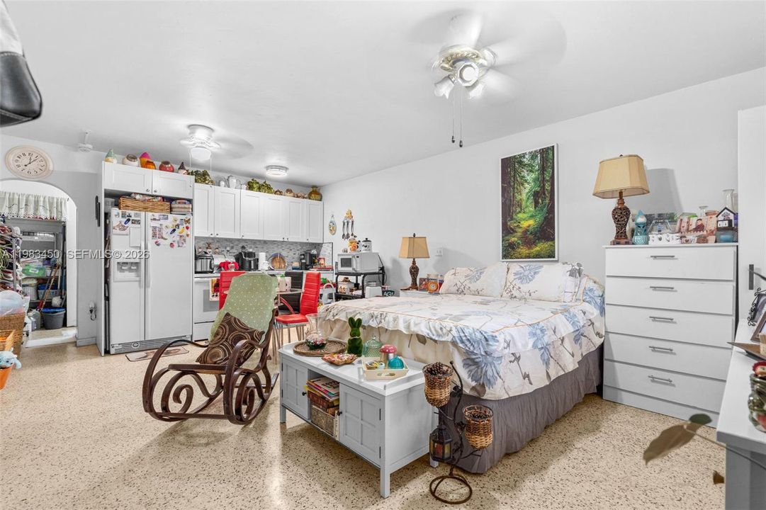 UNIT 6 EFFICIENCY/1BATH $850/MONTH
