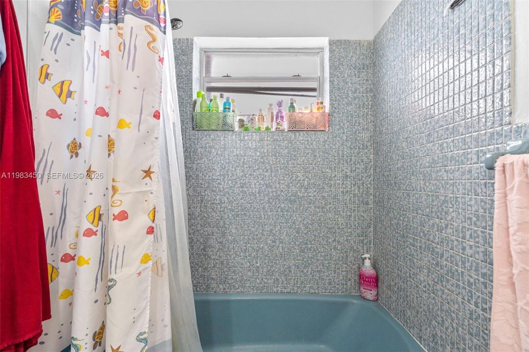 UNIT 6 EFFICIENCY/1BATH $850/MONTH