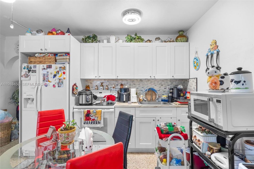UNIT 6 EFFICIENCY/1BATH $850/MONTH