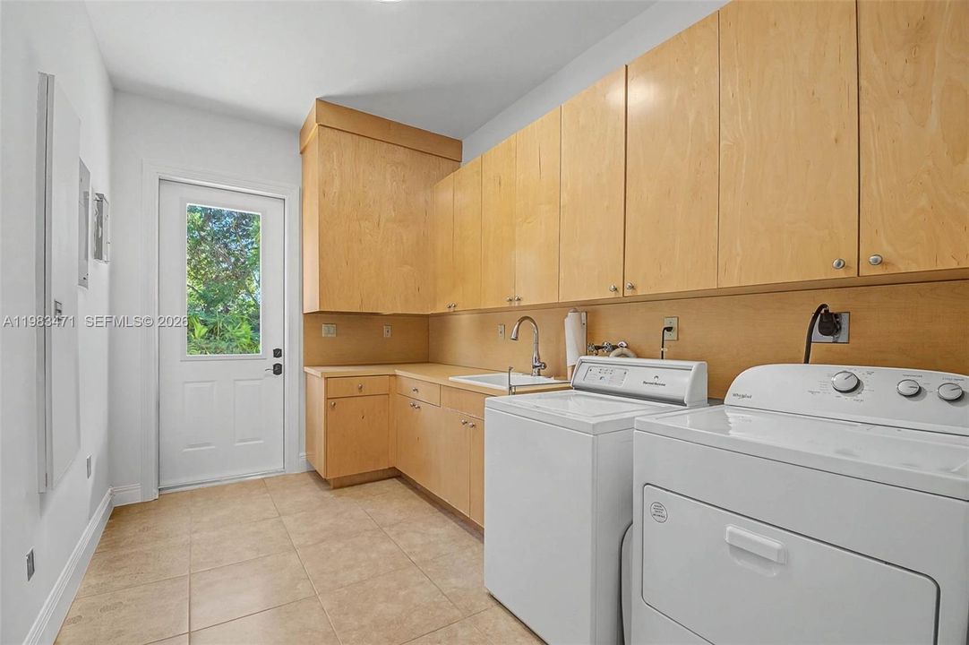 For Sale: $2,990,000 (5 beds, 4 baths, 4788 Square Feet)
