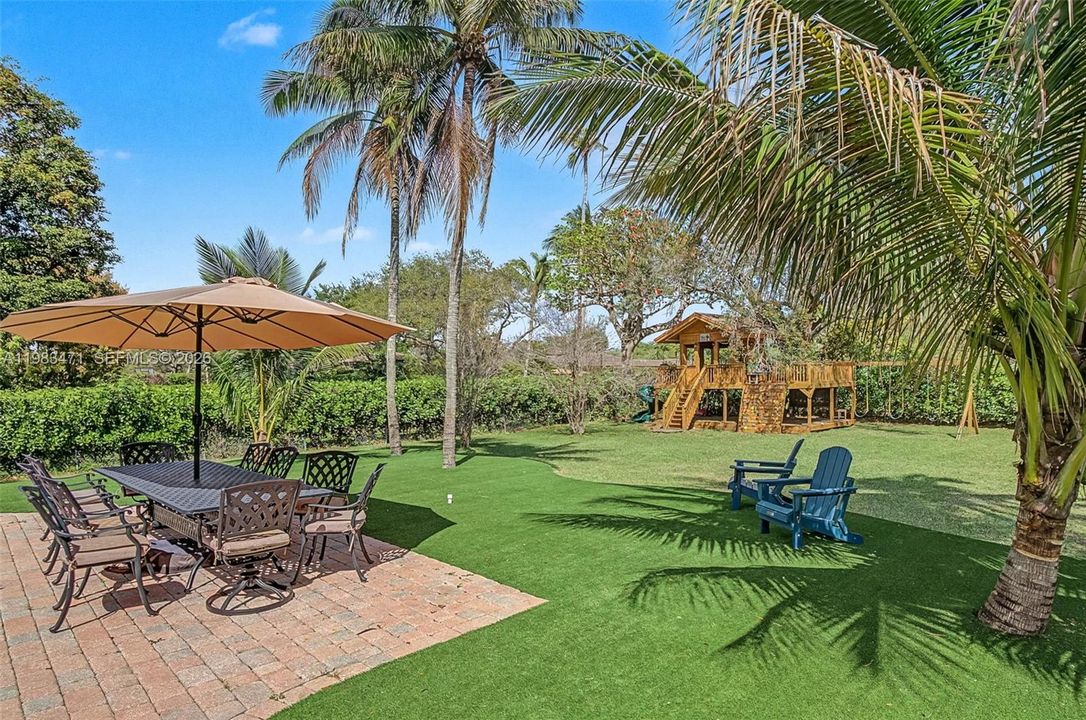 For Sale: $2,990,000 (5 beds, 4 baths, 4788 Square Feet)