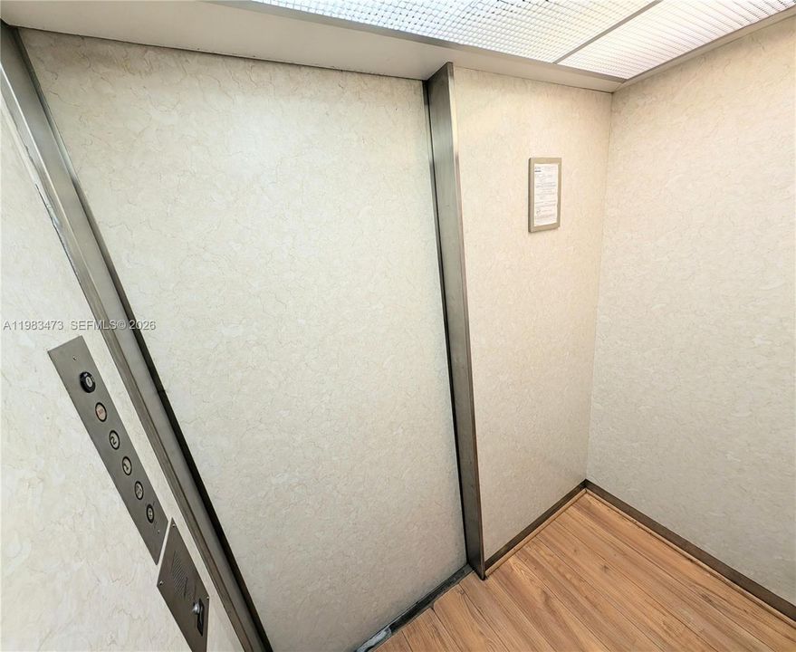 待售: $94,900 (1 贝兹, 1 浴室, 928 平方英尺)