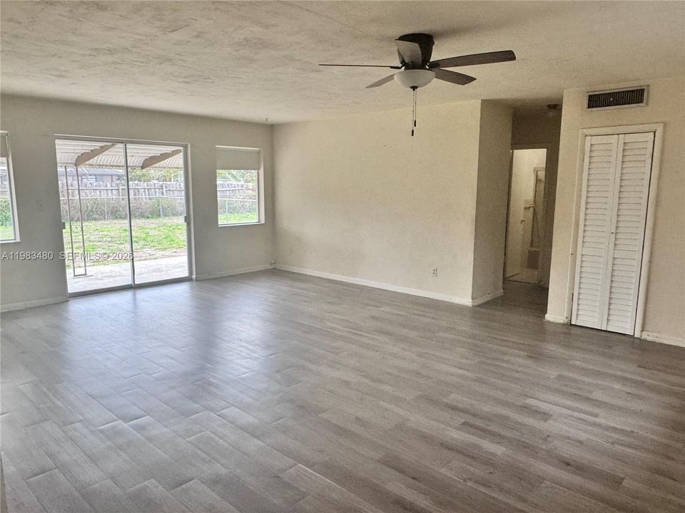 Activo con contrato: $190,000 (2 camas, 1 baños, 1031 Pies cuadrados)