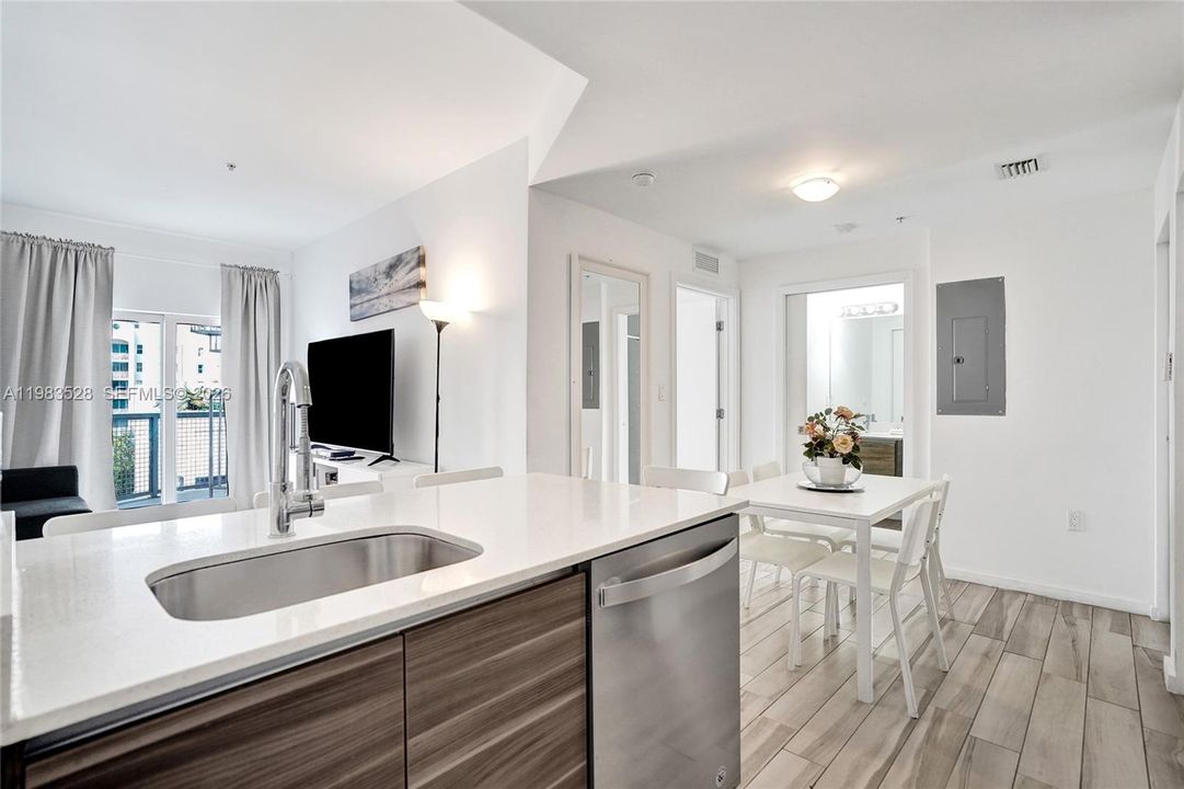 En Venta: $385,000 (1 camas, 1 baños, 641 Pies cuadrados)