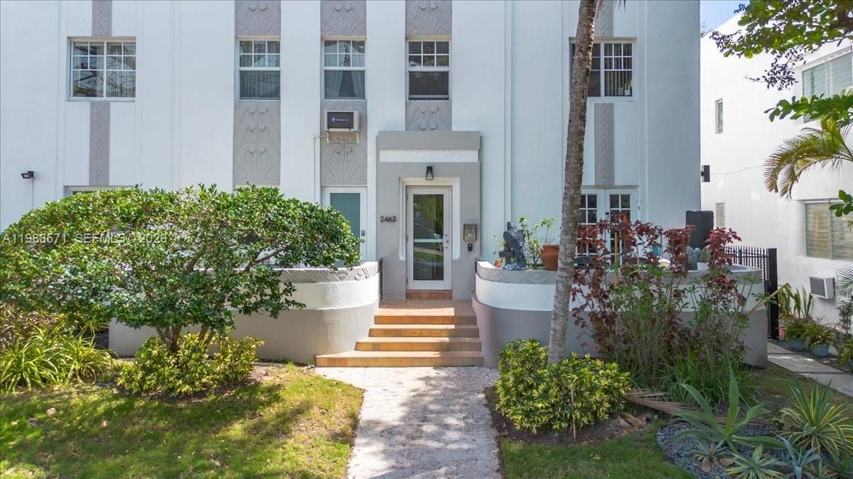 For Sale: $699,000 (2 beds, 2 baths, 1320 Square Feet)