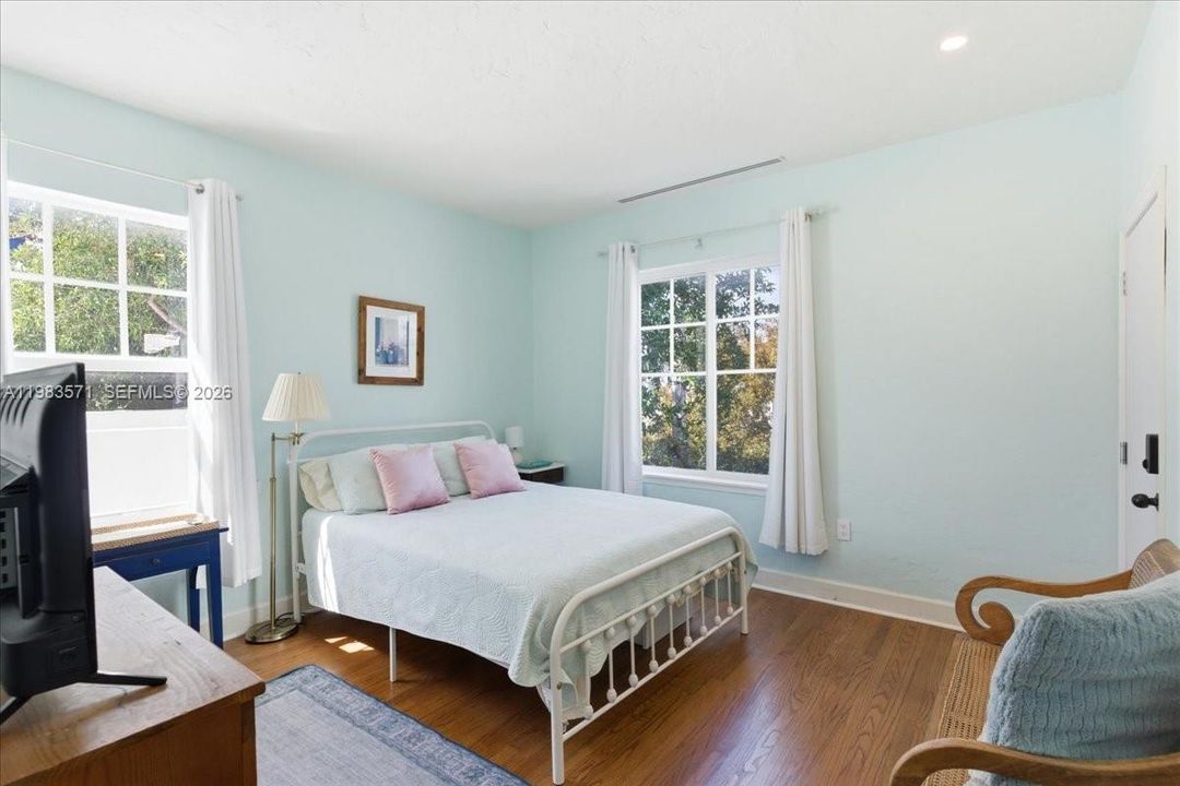 For Sale: $699,000 (2 beds, 2 baths, 1320 Square Feet)