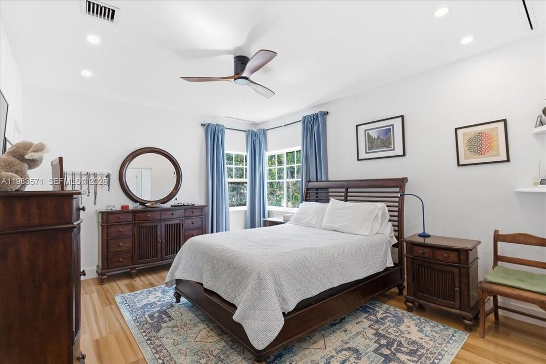 For Sale: $699,000 (2 beds, 2 baths, 1320 Square Feet)
