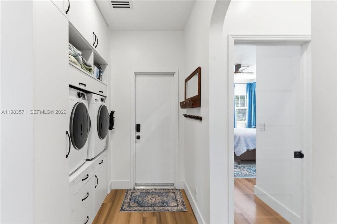 For Sale: $699,000 (2 beds, 2 baths, 1320 Square Feet)