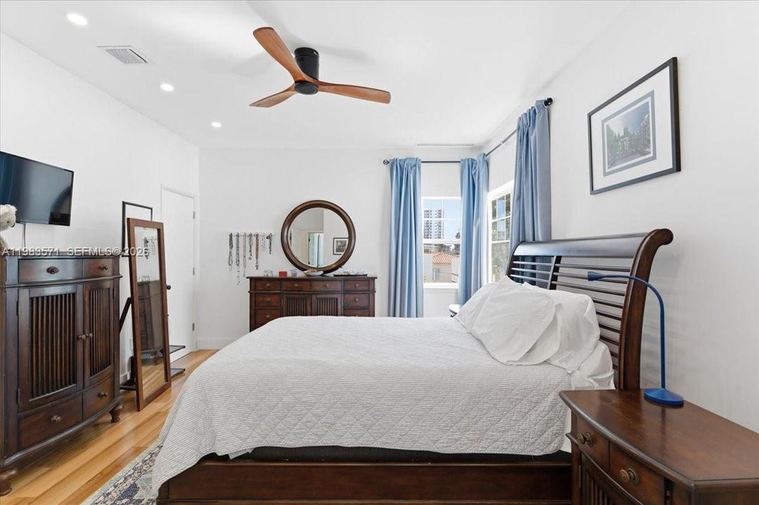 For Sale: $699,000 (2 beds, 2 baths, 1320 Square Feet)