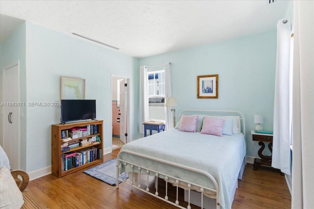 For Sale: $699,000 (2 beds, 2 baths, 1320 Square Feet)