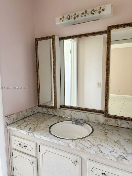 На продажу: $169,999 (2 спален, 2 ванн, 1074 Квадратных фут)