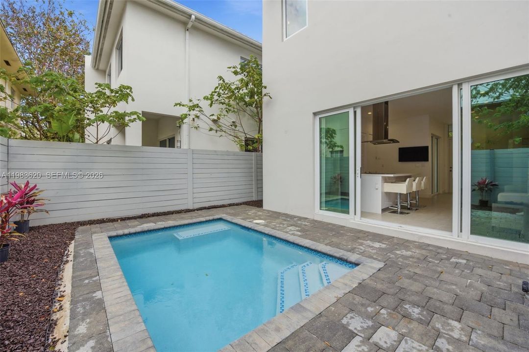 En Venta: $1,249,000 (3 camas, 2 baños, 1260 Pies cuadrados)