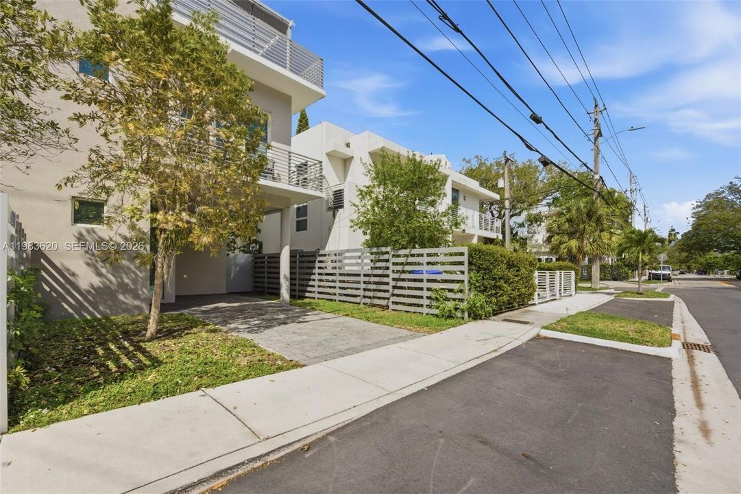 En Venta: $1,249,000 (3 camas, 2 baños, 1260 Pies cuadrados)