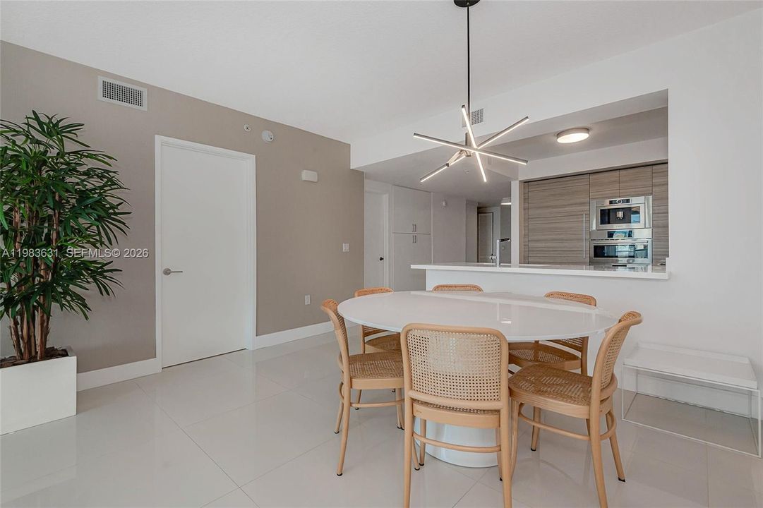 For Sale: $975,000 (2 beds, 3 baths, 1541 Square Feet)