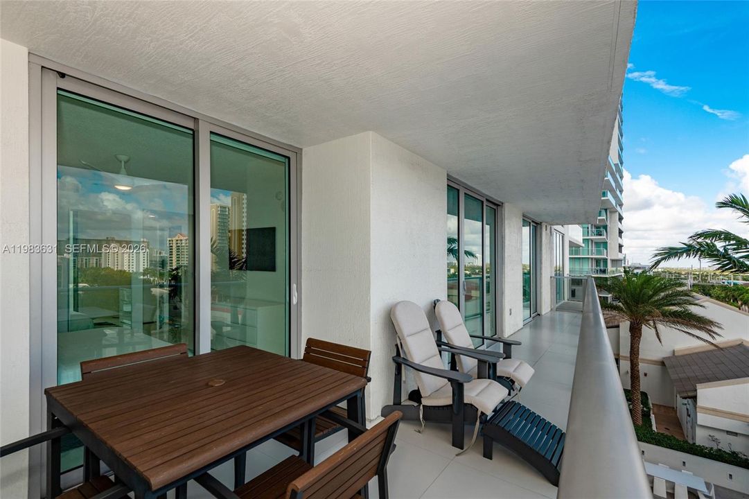 For Sale: $975,000 (2 beds, 3 baths, 1541 Square Feet)