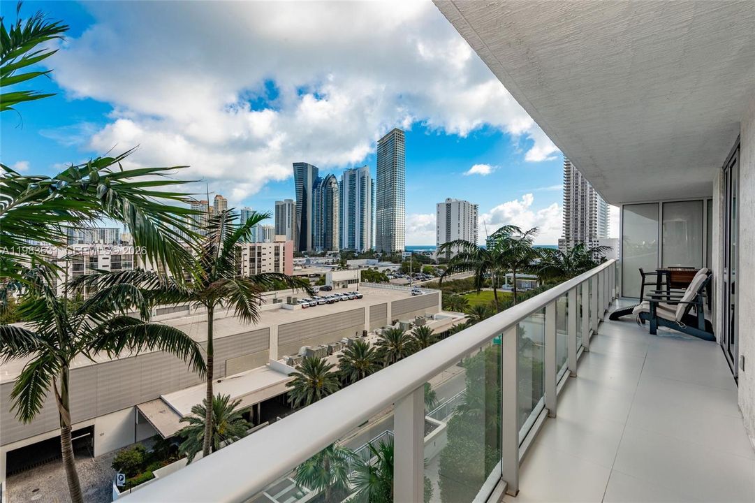 For Sale: $975,000 (2 beds, 3 baths, 1541 Square Feet)