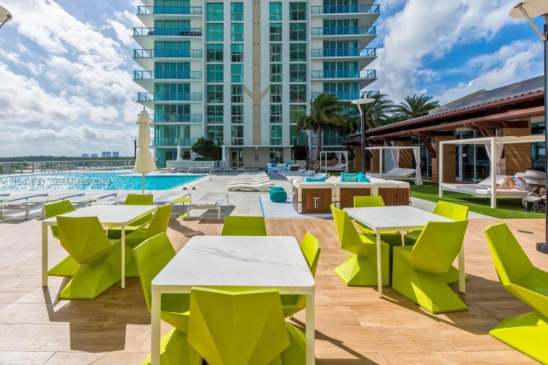 For Sale: $975,000 (2 beds, 3 baths, 1541 Square Feet)