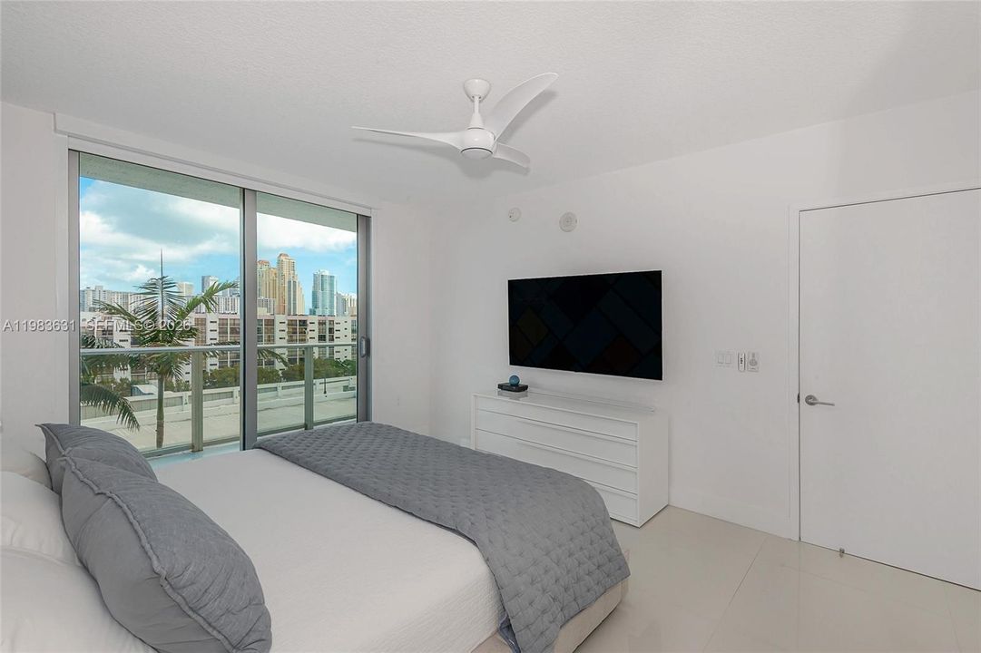 For Sale: $975,000 (2 beds, 3 baths, 1541 Square Feet)