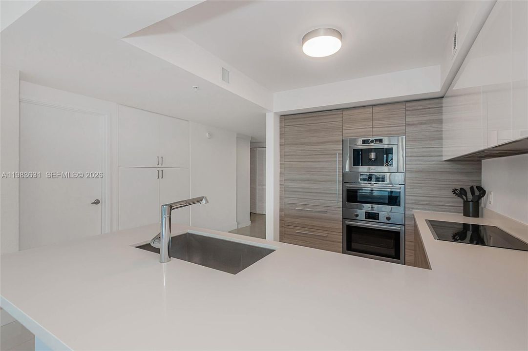 For Sale: $975,000 (2 beds, 3 baths, 1541 Square Feet)
