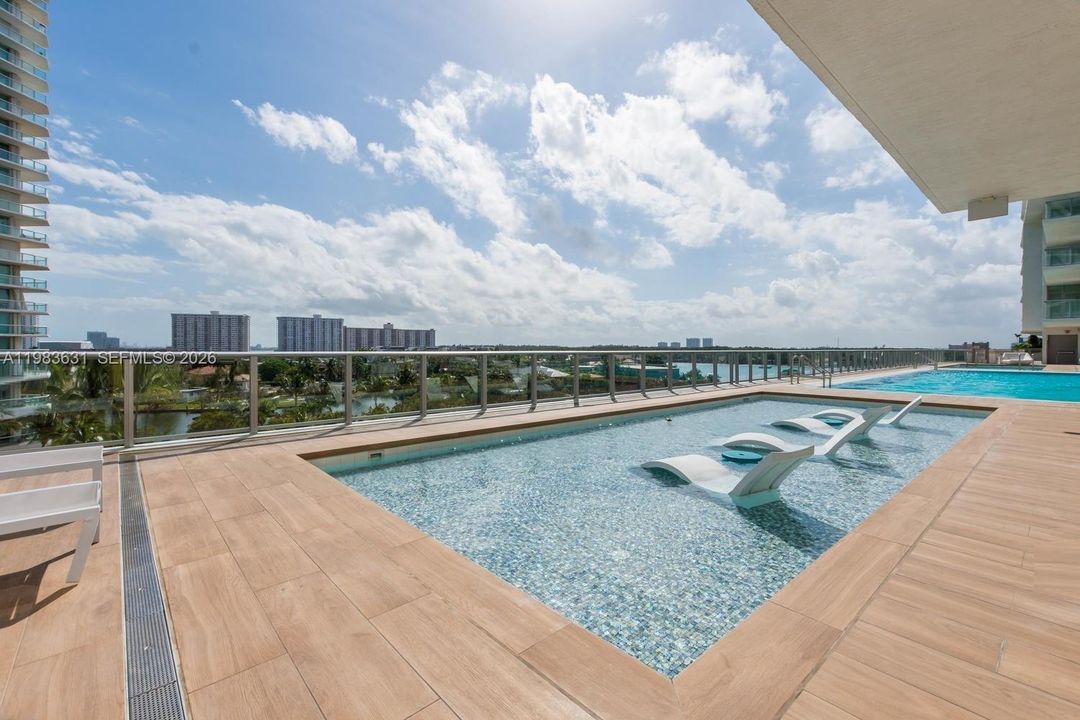 For Sale: $975,000 (2 beds, 3 baths, 1541 Square Feet)
