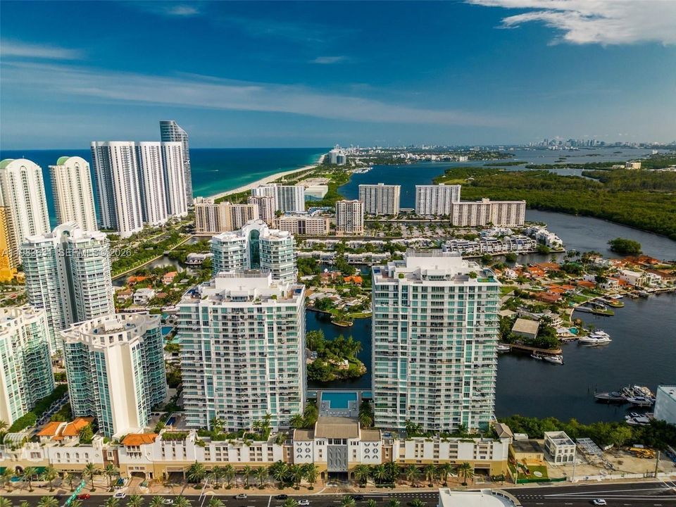 For Sale: $975,000 (2 beds, 3 baths, 1541 Square Feet)