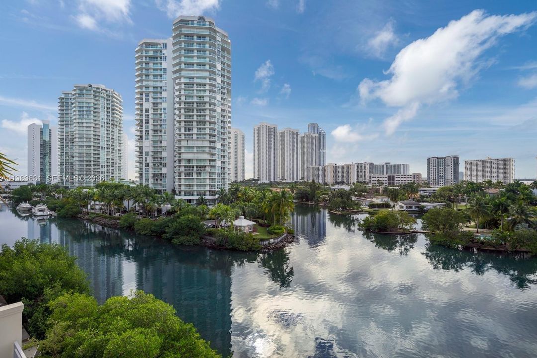 For Sale: $975,000 (2 beds, 3 baths, 1541 Square Feet)