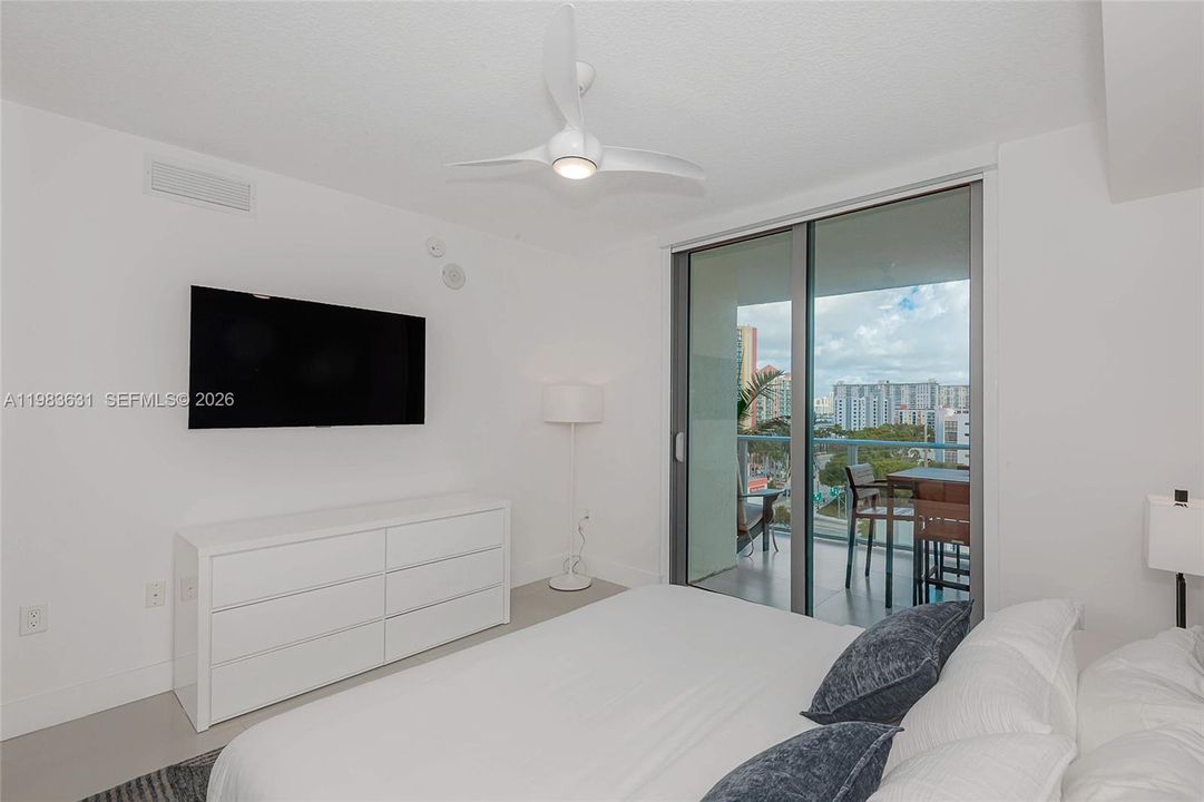 For Sale: $975,000 (2 beds, 3 baths, 1541 Square Feet)
