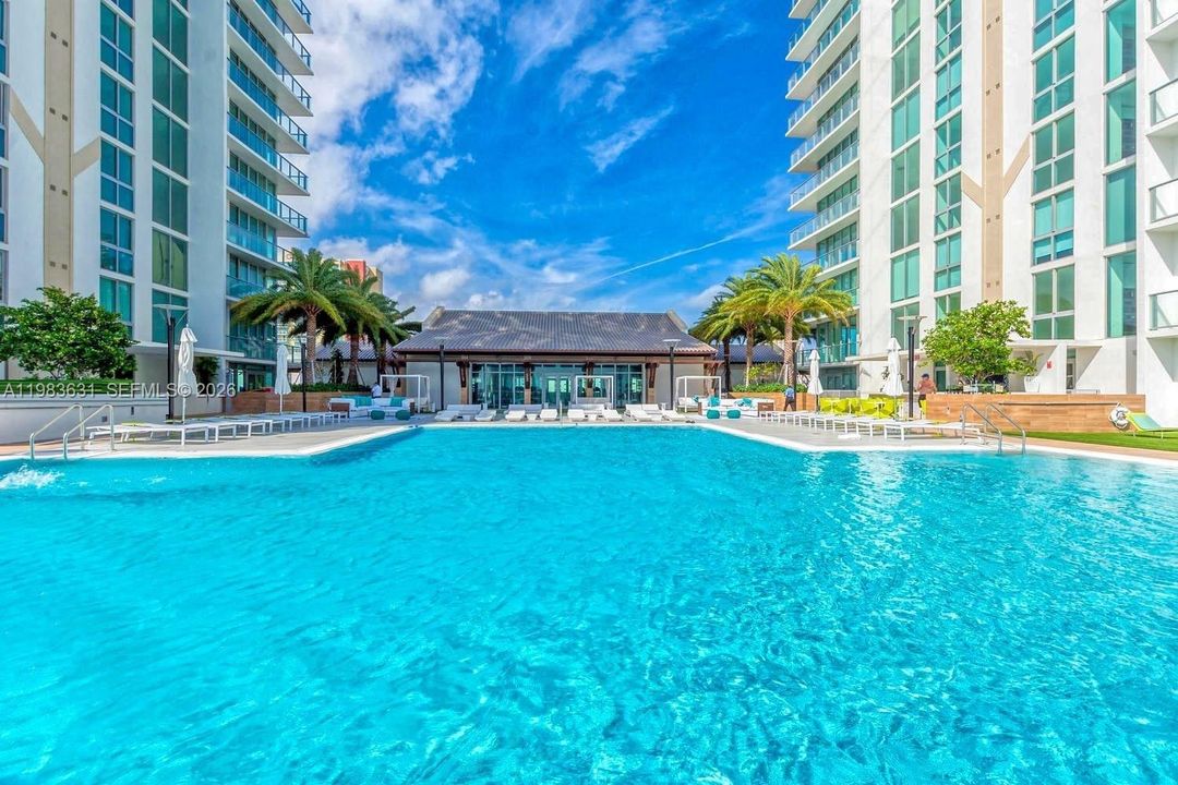 For Sale: $975,000 (2 beds, 3 baths, 1541 Square Feet)