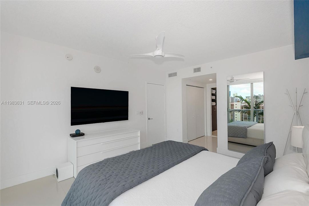 For Sale: $975,000 (2 beds, 3 baths, 1541 Square Feet)