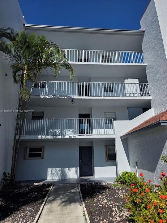 Active With Contract: $1,850 (2 beds, 2 baths, 1001 Square Feet)