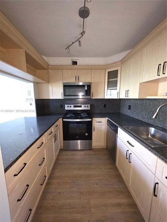 Active With Contract: $1,850 (2 beds, 2 baths, 1001 Square Feet)