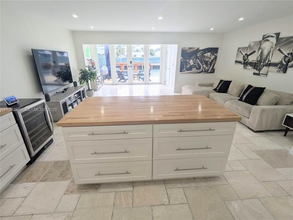 En Venta: $795,000 (3 camas, 2 baños, 1570 Pies cuadrados)