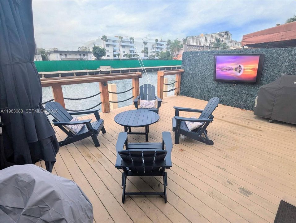 En Venta: $795,000 (3 camas, 2 baños, 1570 Pies cuadrados)