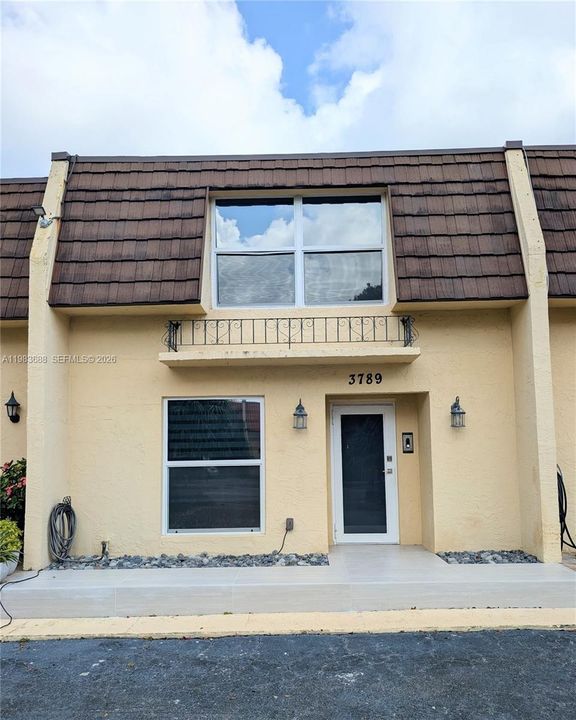 En Venta: $795,000 (3 camas, 2 baños, 1570 Pies cuadrados)