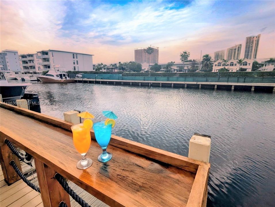 En Venta: $795,000 (3 camas, 2 baños, 1570 Pies cuadrados)