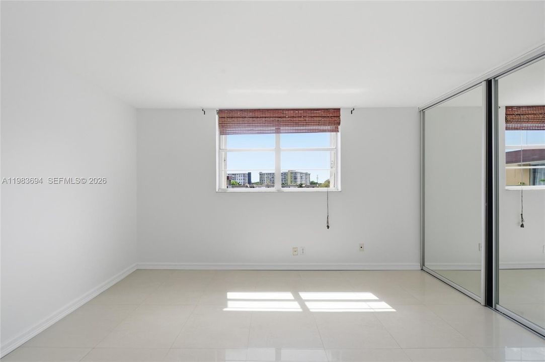 合同活跃: $165,999 (2 贝兹, 2 浴室, 840 平方英尺)