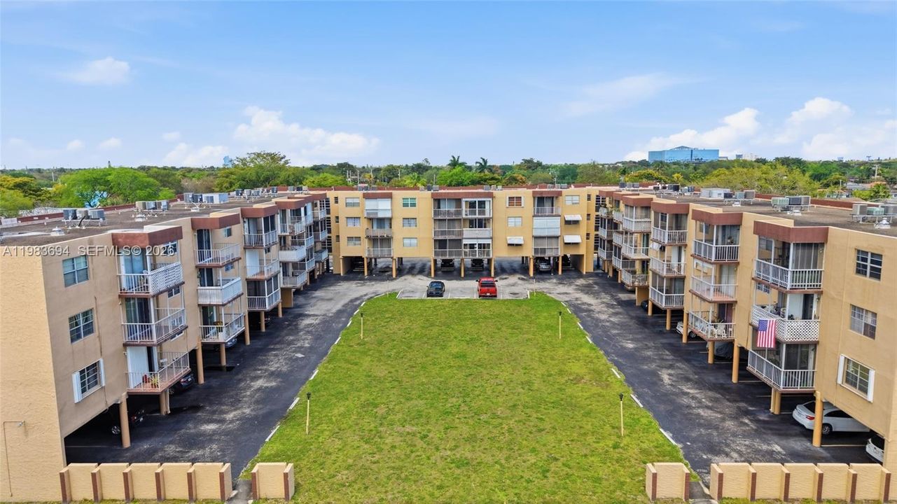 合同活跃: $165,999 (2 贝兹, 2 浴室, 840 平方英尺)