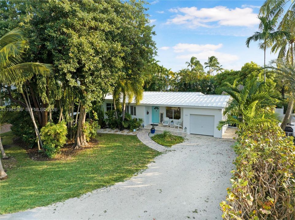 Recently Sold: $3,400,000 (3 beds, 2 baths, 1304 Square Feet)