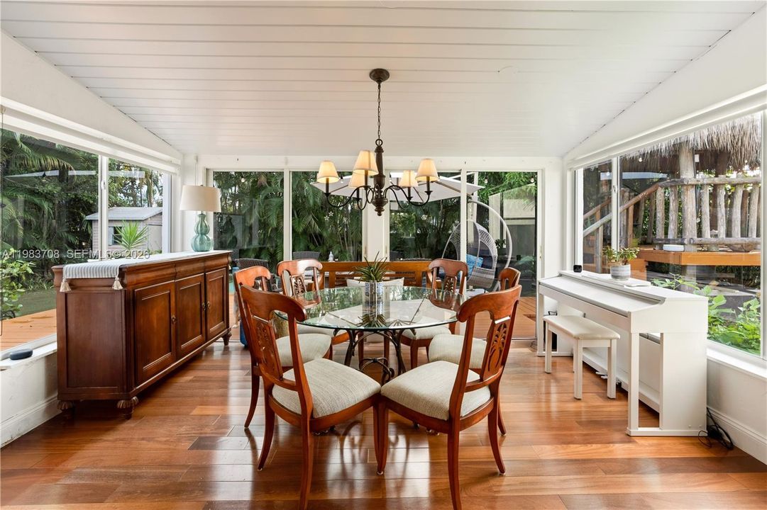 Recently Sold: $3,400,000 (3 beds, 2 baths, 1304 Square Feet)
